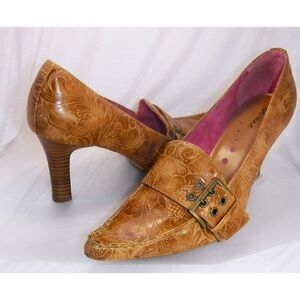 GoMax tan floral print buckle heels